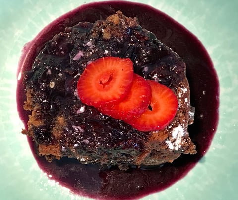Gâteau au Chocolat, Salade de Fruits et Coulis de Bleuets