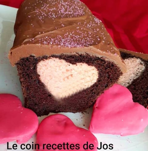 GÂTEAU AU CHOCOLAT ET SON CŒUR CACHÉ POUR LA SAINT-VALENTIN