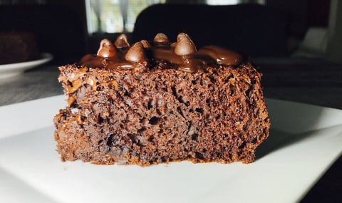 Gâteau au Chocolat avec Coulis et Brisures de Chocolat