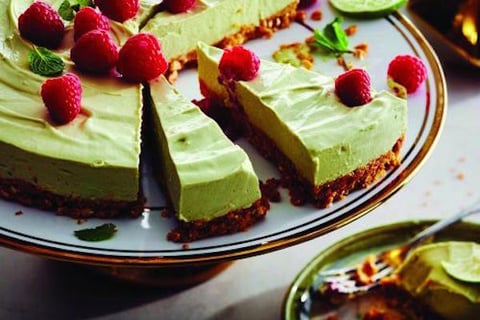 GÂTEAU AU FROMAGE SANS CUISSON LIME, AVOCAT ET NOIX DE COCO
