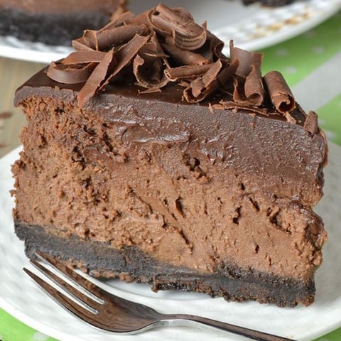 Gâteau au Fromage Triple-Chocolat avec une Croûte Oréo