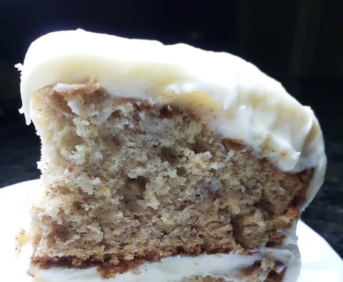 GÂTEAU AUX BANANES AVEC GLAÇAGE AU FROMAGE À LA CRÈME
