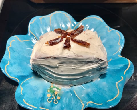 Gâteau aux Dattes et Glaçage Vanille