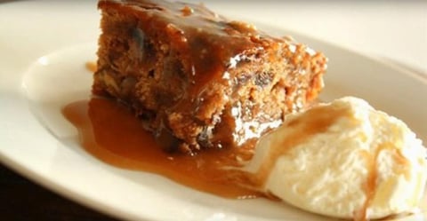 Gâteau aux Dattes Nappé d'une Sauce au Caramel