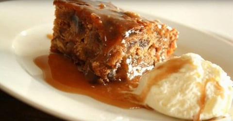Gâteau aux Dattes Nappé d'une Sauce Caramel