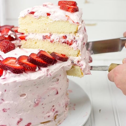 Gâteau aux Fraises Fraîches Nappées d'une Crème Légèrement Fouettée