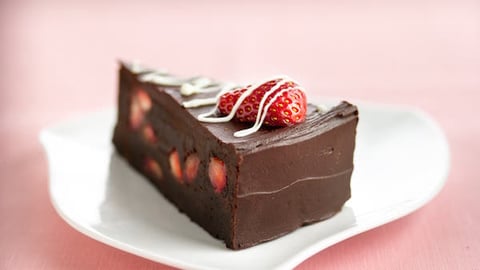 Gâteau aux Truffes aux Fraises pour les Amateurs de Fondant au Chocolat