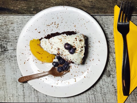 Gâteau Chocolat Pêches et Bleuets
