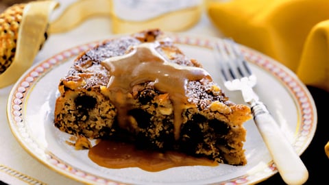 GÂTEAU CROQUANT AUX POMMES ET ÉPICES AVEC SAUCE AU BEURRE ET À LA VANILLE