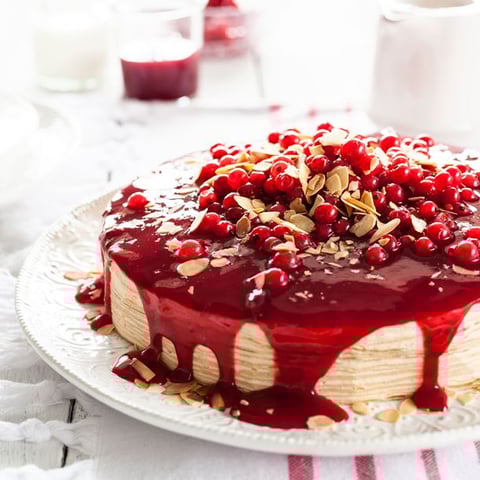 Gâteau de Crêpes à la Chantilly et Coulis de Groseilles