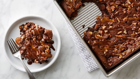 Gâteau Décadent au Chocolat, Caramel et les Noix de Pécan