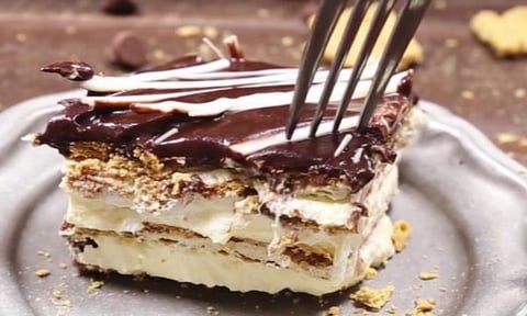 Gâteau Éclair avec Coulis de Chocolat Blanc...