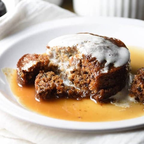 Gâteau Éponge Enrobé d'une Sauce Caramel au Beurre et Onctueuse