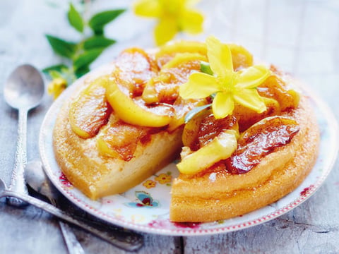 Gâteau Magique au Caramel et Pommes Poêlées
