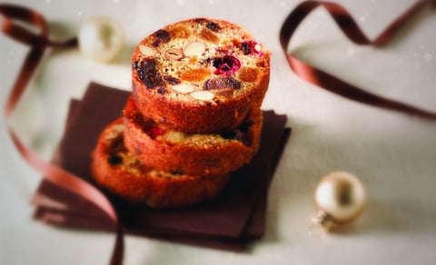 GÂTEAU MOELLEUX AUX FRUITS, AUX NOIX ET À L’ÉRABLE