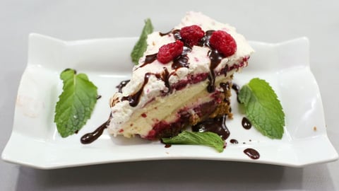 Gâteau Nuage aux Framboises, Coulis de Chocolat