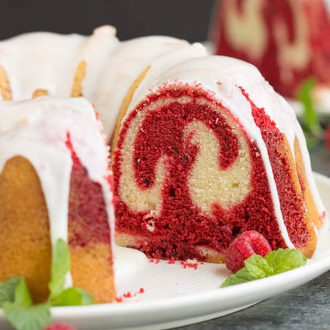 Gâteau Quatre-quarts Marbré à la Vanille et au Velours Rouge, Glaçage Doux au Babeurre