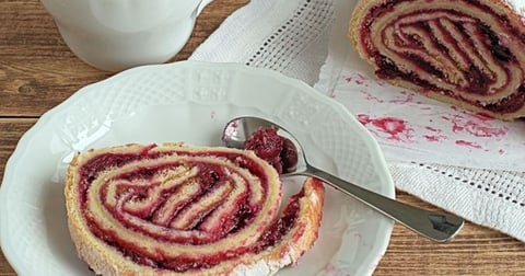 Gâteau Roulé à la Confiture de Framboises