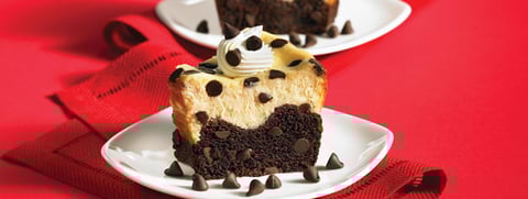 GÂTEAU AU FROMAGE AVEC FOND DE GRAINS DE CHOCOLAT