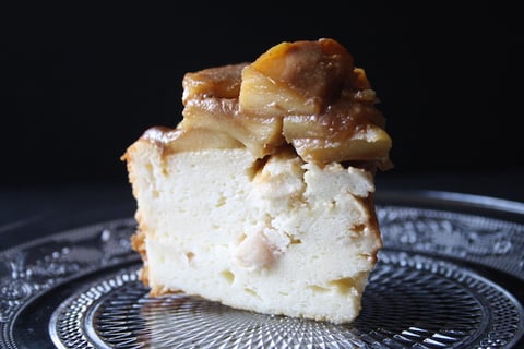 GÂTEAU AU FROMAGE BLANC AUX POMMES ET CARAMEL
