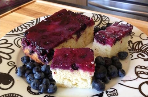 GÂTEAU RENVERSÉ AUX PETITS FRUITS (BLEUETS, FRAMBOISES ET MÛRES)