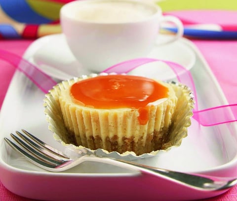 Gâteaux au Fromage Garnis de Caramel avec Croûte au Gruau et aux Pacanes