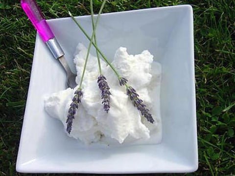 Glace a la Lavande du Jardin Sans Oeufs et Sans Colorant