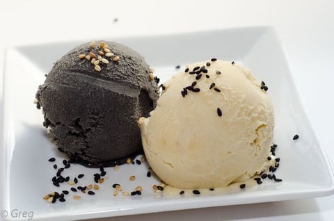 Glace au Sésame Noir et Blond