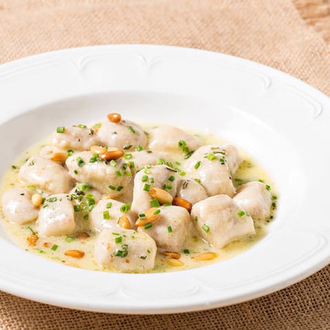 Gnocchi à la Ricotta All-Bran* avec Herbes Fraîches et Noix de Pin Grillées