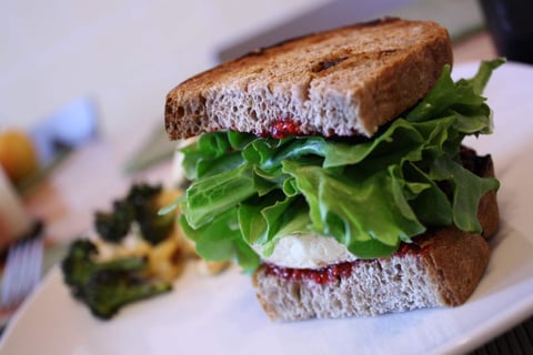 Sandwich au Tofu Assaisonné au Cari ou Cumin