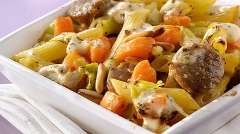 GRATIN DE LÉGUMES D'HIVER ET DE PÂTES À L'AIL ET AUX PIGNONS DE PIN