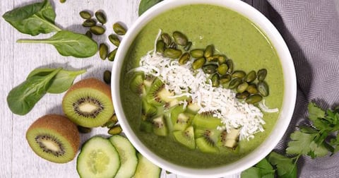 Green Smoothie Bowl Kiwis Épinards Banane et Graines de Courge