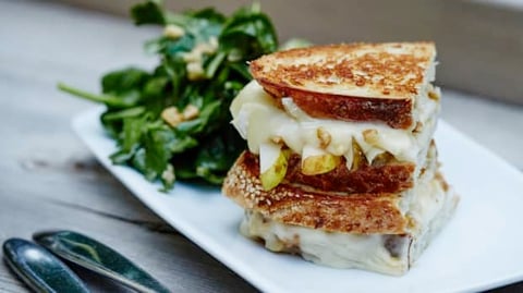 Grilled Cheese au Brie, Poires et Noix