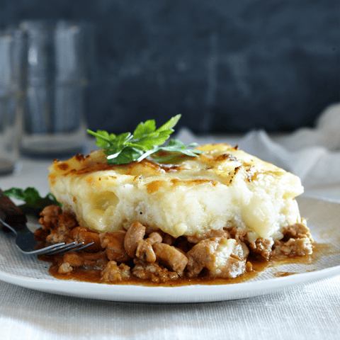 HACHIS DE POULET, PURÉE AU FROMAGE LE JOLIETTE ET GARNITURE D'HERBES FRAÎCHES