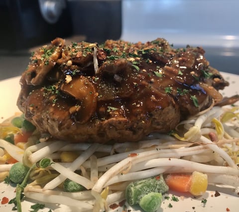 Hamburger Steak sur un Lit de Fèves Germées