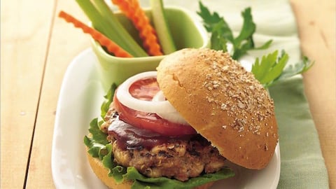 Hamburgers au Boeuf et aux Haricots Grillés sur le Barbecue