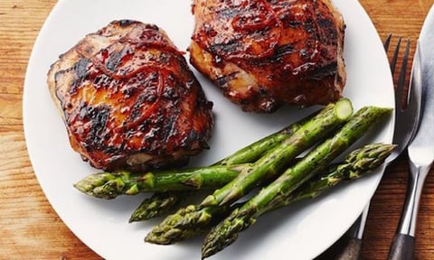 HAUTS DE CUISSE DE POULET GRILLÉS AU VIN