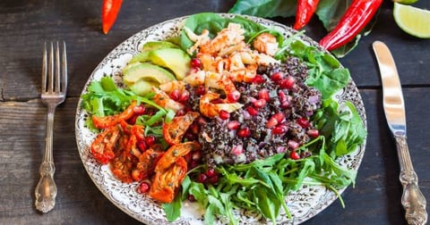 Healthy Salade au Quinoa Noir, Avocat, Crevettes et Tomates Séchées
