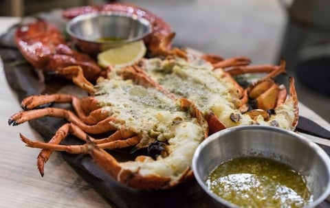 HOMARDS AU BEURRE À L'AIL SUR BBQ