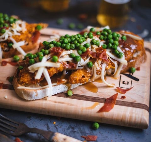 HOT CHICKEN AVEC FILETS DE POULET CROUSTILLANTS, CHIPS DE PROSCIUTTO ET FROMAGE OKA