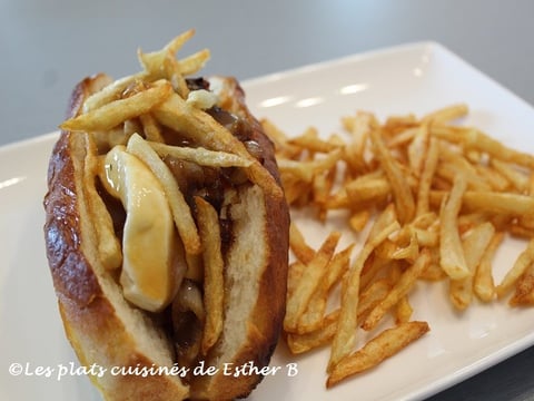 Hot-dog à la Poutine et Oignons Caramélisés