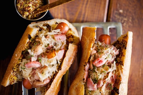 Hot Dog Géant à la Choucroute, Lardons de Bacon et Moutarde à L'ancienne