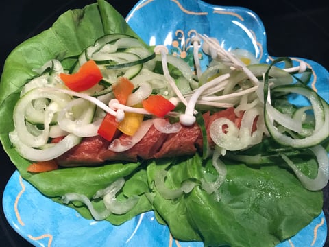 Hot Dog sur une Feuille de Laitue