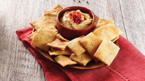 Houmous Maison aux Poivrons Grillés avec Croustilles de Pita Multigrains