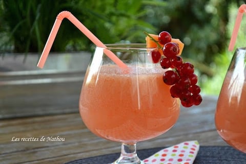 Boisson Fraîche au Melon et aux Groseilles Rouges