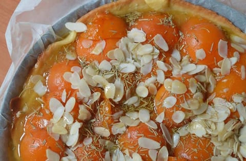 La tarte Abricots/Romarin — Recette estivale à Déguster au Soleil