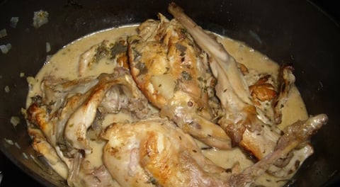 LAPIN MIJOTÉ AUX POMMES ET LARDONS À LA CRÈME