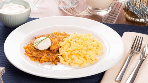 Latkes à la Patate Douce avec Oeufs Brouillés