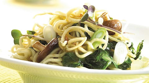 LÉGUMES SAUTÉS AU WOK AUX NOUILLES ET BOUILLON DE LÉGUMES