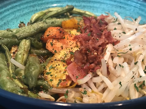 Légumes Sautés, Bacon sur Fèves Germées
